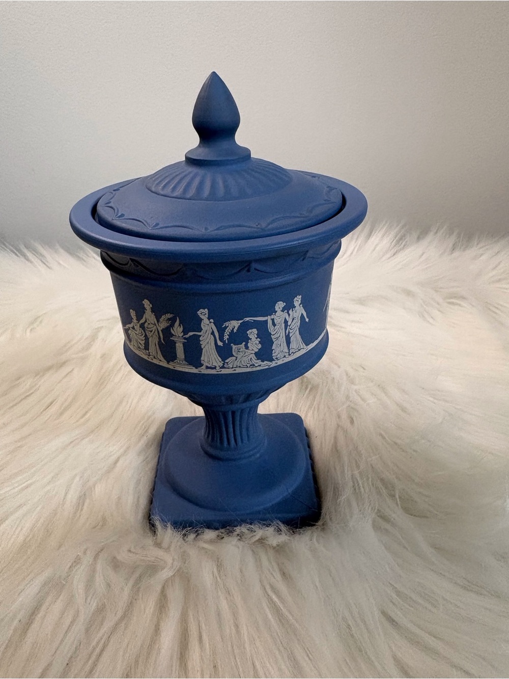Vintage Avon Grecian-themed pedestal jar in powder/“Grecian” blue. - Picture 4 of 9